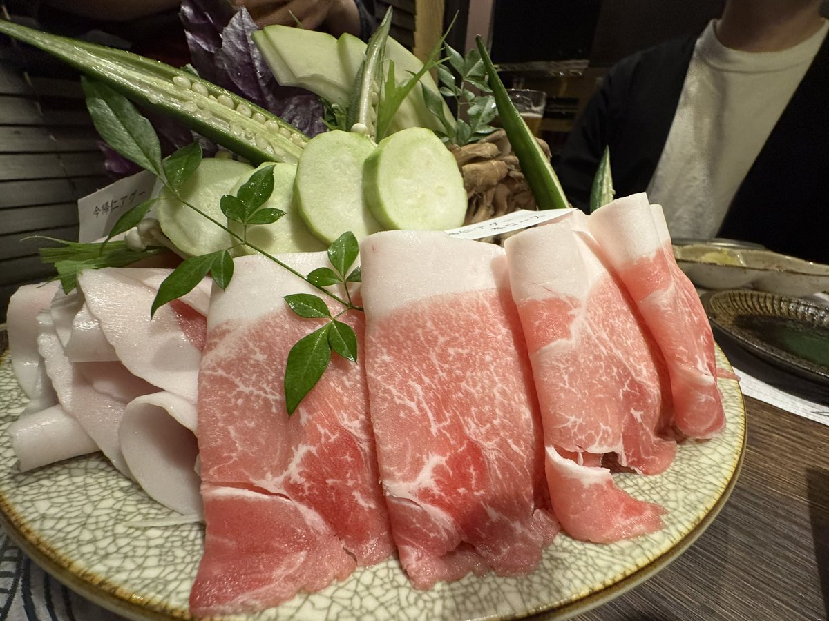 t_miyazaki_cc2's tweet image. 沖縄
『今帰仁アグー料理一式 長堂屋』
琉球在来種の今帰仁アグー豚と、沖縄県産の野菜。
無添加の出汁で食べるしゃぶしゃぶが最高です!!
肉そのものが甘くてタレなどは掛けずに十分美味しいです。
お店の方も明るく気さくで素敵なお店でした!
#しゃぶしやぶ #豚しゃぶ #アグー豚 #沖縄グルメ