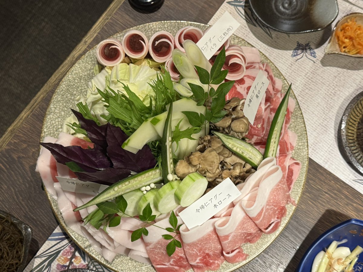 t_miyazaki_cc2's tweet image. 沖縄
『今帰仁アグー料理一式 長堂屋』
琉球在来種の今帰仁アグー豚と、沖縄県産の野菜。
無添加の出汁で食べるしゃぶしゃぶが最高です!!
肉そのものが甘くてタレなどは掛けずに十分美味しいです。
お店の方も明るく気さくで素敵なお店でした!
#しゃぶしやぶ #豚しゃぶ #アグー豚 #沖縄グルメ