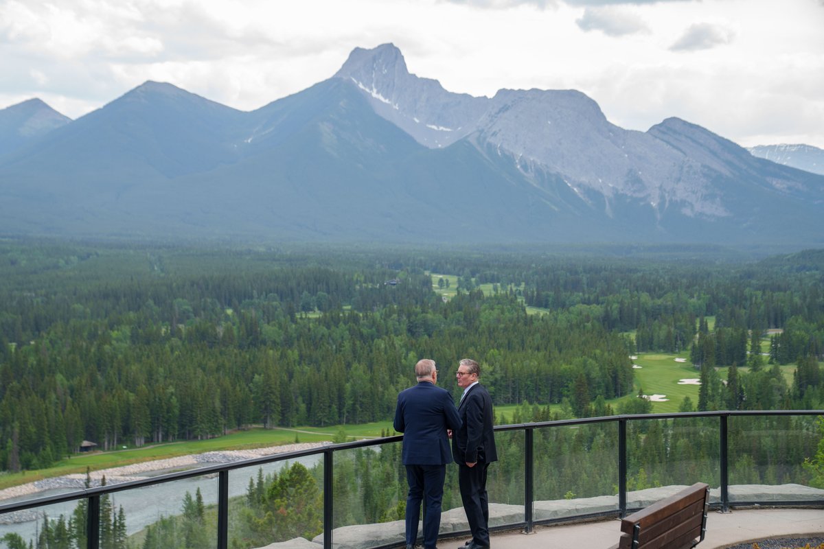 From sporting rivalries to common values - there’s a lot the UK and Australia share. 🇦🇺🇬🇧

Always good to catch up with my friend Prime Minister <a href="/Keir_Starmer/">Keir Starmer</a>, this time in Canada, as we continue our work on clean energy, economic growth, security and promoting free and fair