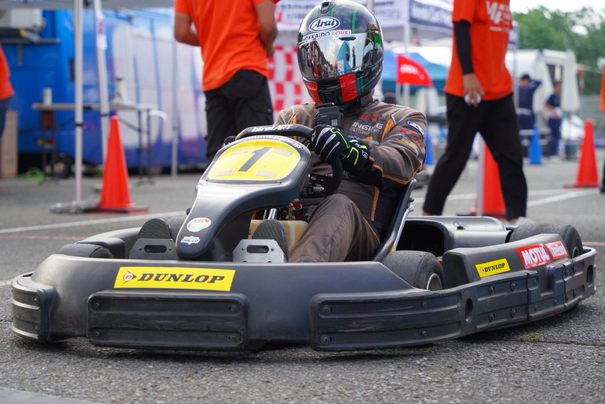 LEONHALT4's tweet photo. 会社のイベントでMOTULJapan様主催の桶川スポーツランド3時間耐久レースに参加してきた🏎
10年振りに乗ったけどレースやっぱ楽しいな😆
昔買った耐火スーツを着る機会ができて良かった✌️
くじで#1 とポールポジションを取るも結果は優勝でもなんでもなくただ雰囲気だけトップチェッカー装ってる😂🏁 https://t.co/abwPbT7pRK