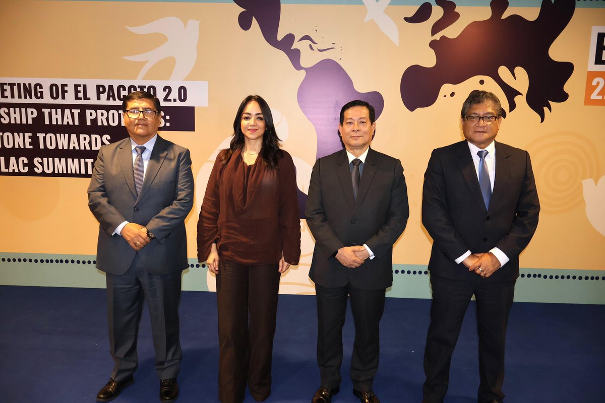 FarideRaful's tweet photo. Encuentro bilateral con el primer ministro de Perú y presidente del Consejo de Ministros, Eduardo Arana, el ministro del Interior, Carlos Malaver y el ministro de Justicia, Enrique Alcántara Medrano. En este encuentro me acompañó el viceministro Edwin Feliz Brito y el embajador de República Dominicana en Perú, César Florentino de Jesús.