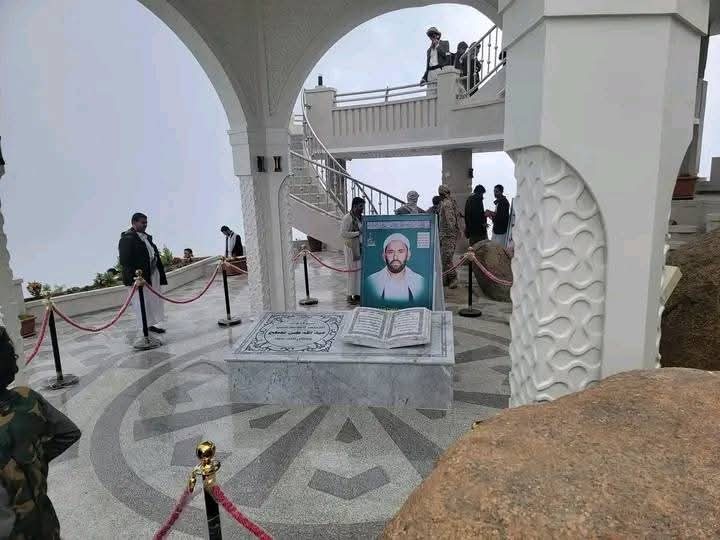 با يسقط الحوثي و سوف نرجع اضرحة الحوثي حمامات عامة ، عهد و وعد ، و الايام بيننا ..!

واي شخص حينها يتحدث عن إشعال فتنه طائفية 
با نشعل كعلتمه ..!