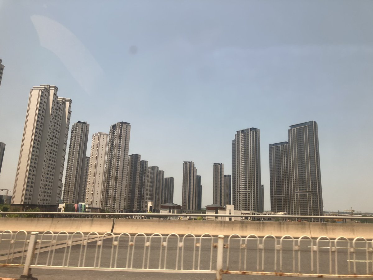 大連の市内は高層ビルだらけ。
ちょっと郊外に行くと無数の高いマンションがたくさん！

大連の高層ビルは、日本で一番高い麻布台ヒルズ森JPタワーより高いそうです。