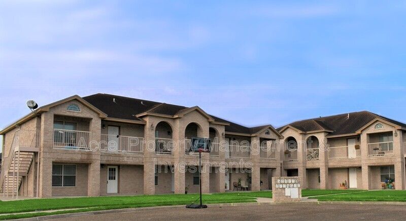 Steps from UTRGV! Spacious 2 bedroom, 2 bathroom apartment with tile floors, ceiling fans, stove, refrigerator &amp; W/D included. Move in by June 30th—1st month FREE! $725/mo. Request a Viewing for 811 French, 8 buff.ly/6bpvK8V