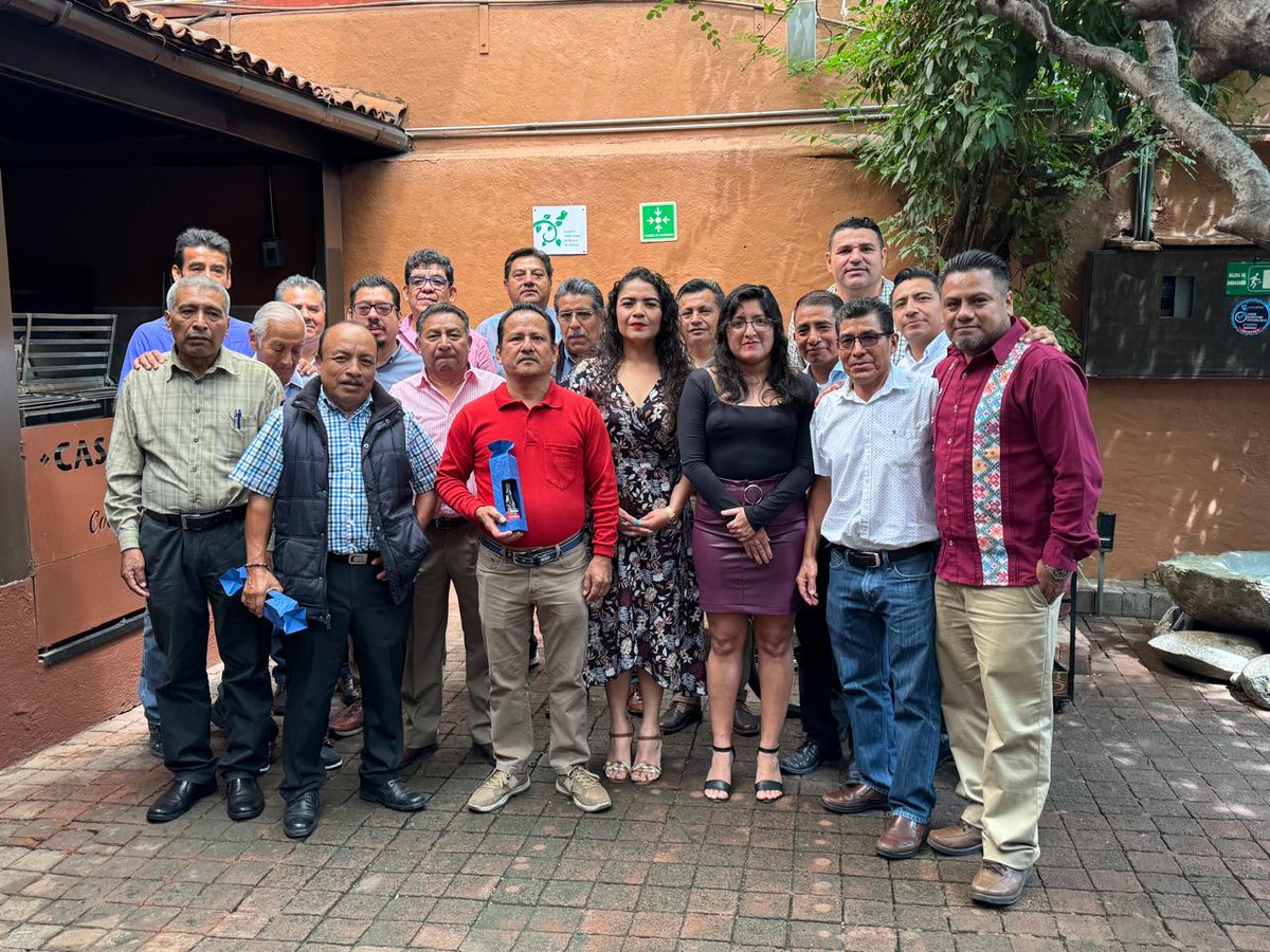 ASFE_OAXACA's tweet photo. En la #ASFEOaxaca celebramos a los padres que forman parte de esta gran familia.

Reconocemos su entrega, compromiso y ejemplo dentro y fuera del trabajo.

¡Feliz Día del Padre! 👔

#SomosASFEOaxaca #CasaDeLaFiscalizaciónOaxaqueña https://t.co/Ef7MuxaJ48