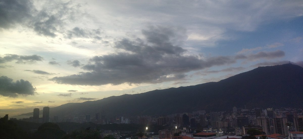 roslyp's tweet photo. #17Jun 6:35 pm.Cae la tarde en Caracas #Venezuela https://t.co/rg3K2Y7rEl