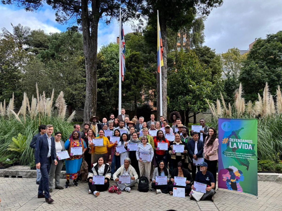 #DefendamosLaVida Toda nuestra🇩🇪 🇪🇺 solidaridad y apoyo con los defensores de DDHH en 🇨🇴. Gracias a los defensores por su labor, a <a href="/MarnIris/">Iris Marín Ortiz</a> por acompañamiento y a <a href="/HodgsonGeorge/">Embajador Británico - George Hodgson</a> por la invitación.
Qué el taller que concluyó hoy, les sea útil en su difícil tarea en las regiones!