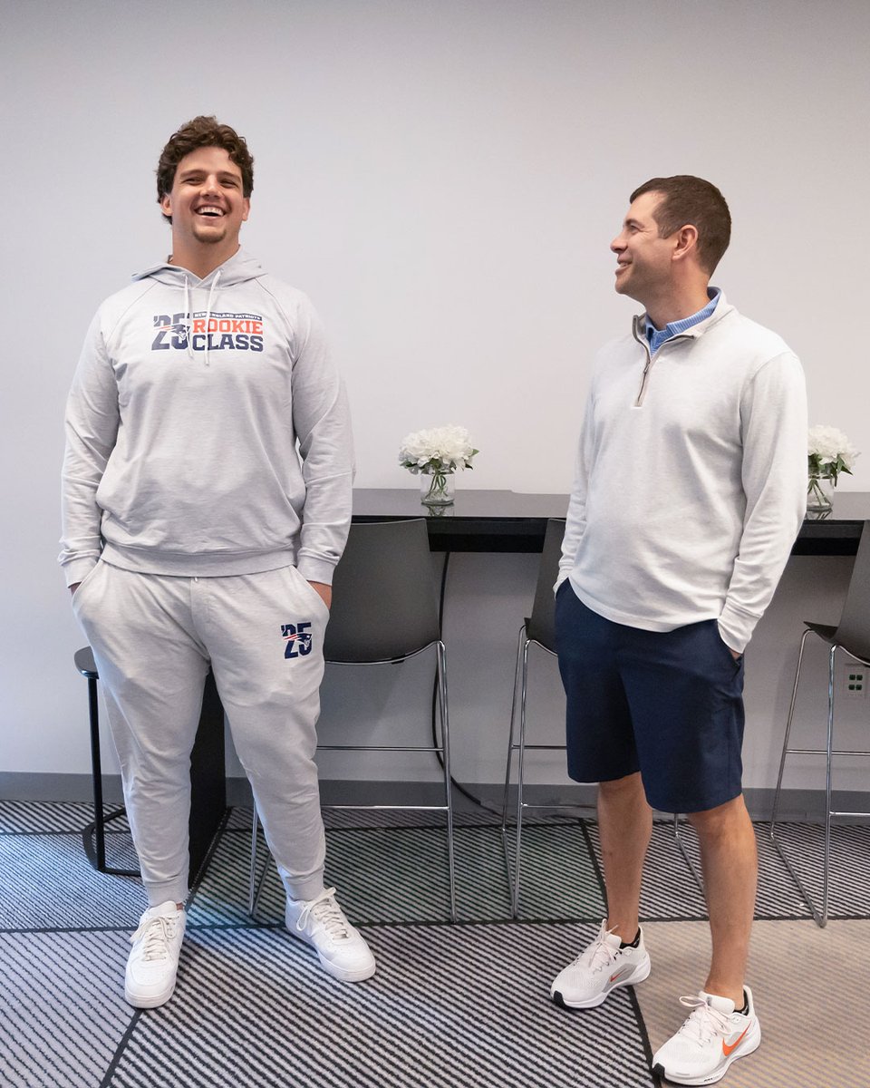 Patriots Español (@patriotsespanol) on Twitter photo Un día visitando a los <a href="/celtics/">Boston Celtics</a>. 🍀🏀
Muchas gracias por recibirnos, amigos. 🤝
#PatriotsEspañol Un día visitando a los <a href="/celtics/">Boston Celtics</a>. 🍀🏀
Muchas gracias por recibirnos, amigos. 🤝
#PatriotsEspañol