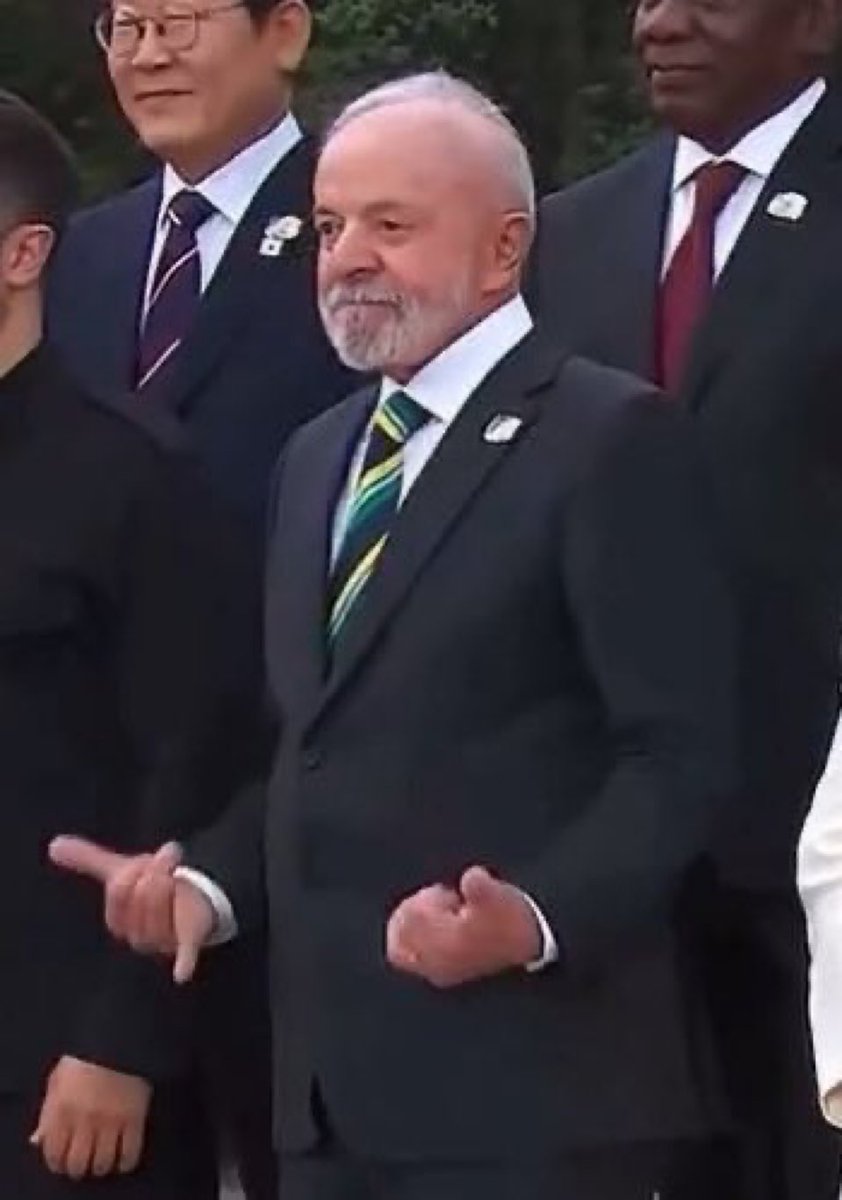 Completamente equivocado, inconveniente num evento que foi convidado por consideração ao Brasil (não a ele), ainda deu vexame. E o Sidônio acha que está tudo bem.