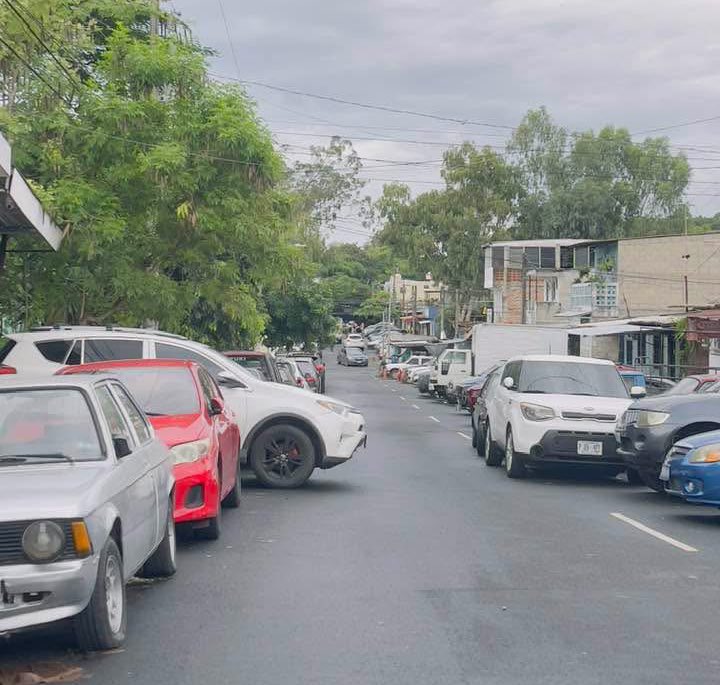 🚧 DENUNCIAN VEHÍCULOS QUE OBSTRUYEN VÍA EN COLONIA LAS MARGARITAS

Residentes de la colonia Las Margaritas, en Soyapango, han denunciado que varios vehículos están siendo estacionados de forma indebida sobre la calle principal, obstruyendo el paso vehicular y dificultando el