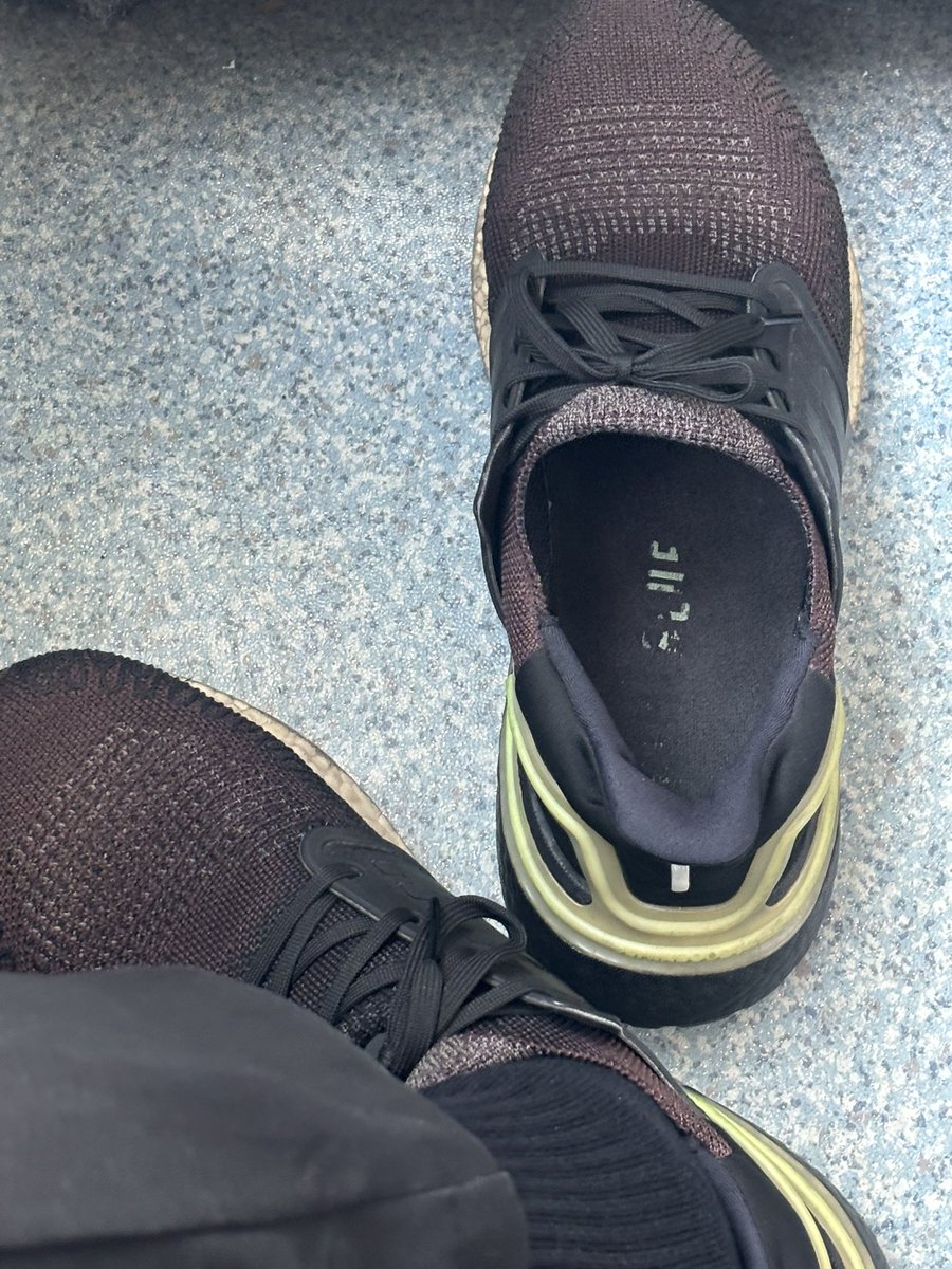sniff_sneaker's tweet photo. 🕳️👟 https://t.co/ZbnWKxOpwq