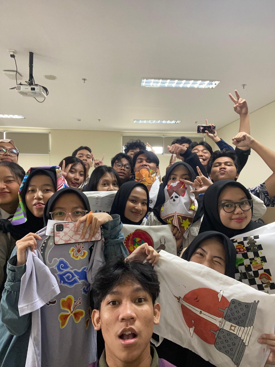 ❓1 tahun di DKV UB ngapain aja sih❓
alhamdulillah meninggal dikit, ketusuk nirmana, kejepit paku, membelah lautan, ketelen cat sakura, menyembah semut, kulit bersisik digaruk ngebul. top 3 jurusan berbahaya di dunia ⚠️

1 year recap in a thread 🫡