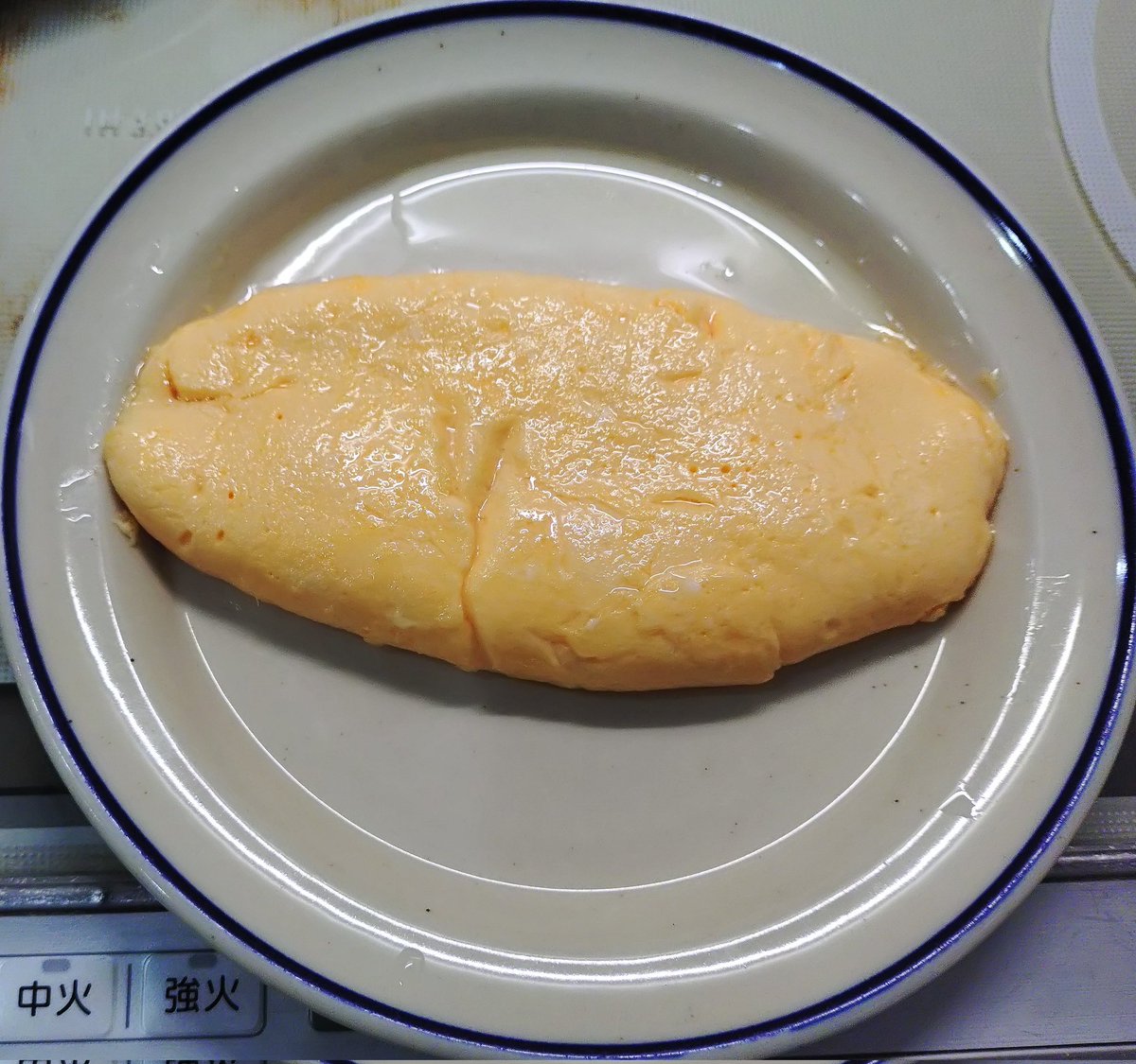 おはようのオムレツその682。
シワが出来てしまったが、久々に完璧なトロトロと整った顔立ちが両立した神レベルのオムレツが降臨した。シワだけが本当に惜しい。腐敗の女神といったところか。