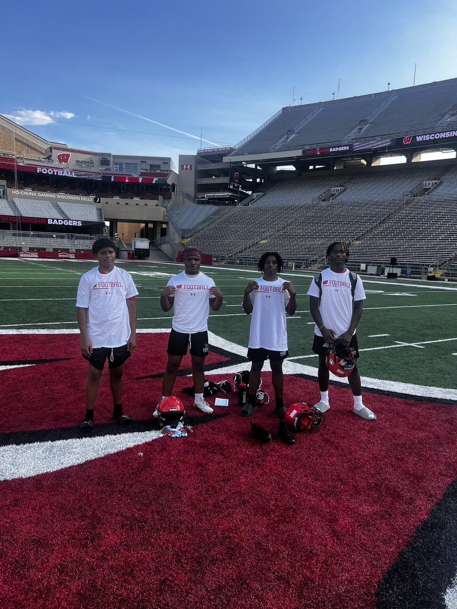 Great Day of work at <a href="/BadgerFootball/">Wisconsin Football</a> all skill camp showcase It was nice to work with <a href="/mkopay30/">MichaelKopay</a> and <a href="/CoachSpalding_/">Devon Spalding</a> and work on my game. <a href="/DJ_BREwER26/">Deontae(DJ)Brewer</a> <a href="/CFK_UNO1/">Jordan Donald</a> <a href="/Payton790968182/">Payton</a>