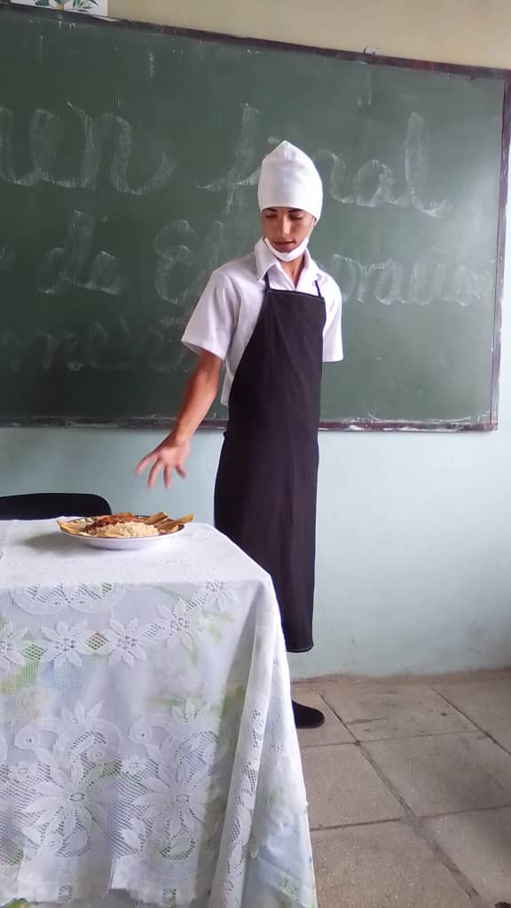 ArceoOsmani1044's tweet photo. Los estudiantes de 2do año de Elaboración de Alimentos del CM Amador Liens desarrollan el ejercicio final. Felicidades #EducaciónBueyArriba #EducaciónGranma #CubaMine https://t.co/t1TZZtsNcg