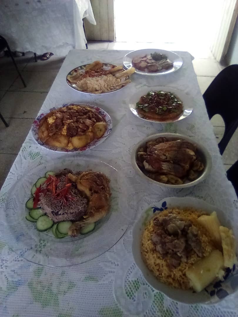 ArceoOsmani1044's tweet photo. Los estudiantes de 2do año de Elaboración de Alimentos del CM Amador Liens desarrollan el ejercicio final. Felicidades #EducaciónBueyArriba #EducaciónGranma #CubaMine https://t.co/t1TZZtsNcg