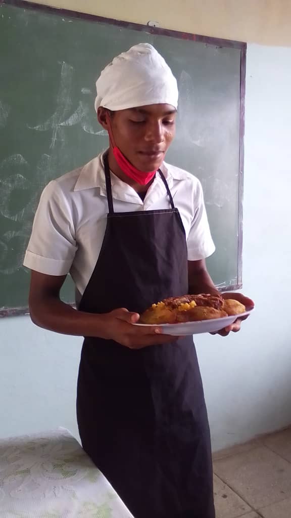 ArceoOsmani1044's tweet photo. Los estudiantes de 2do año de Elaboración de Alimentos del CM Amador Liens desarrollan el ejercicio final. Felicidades #EducaciónBueyArriba #EducaciónGranma #CubaMine https://t.co/t1TZZtsNcg