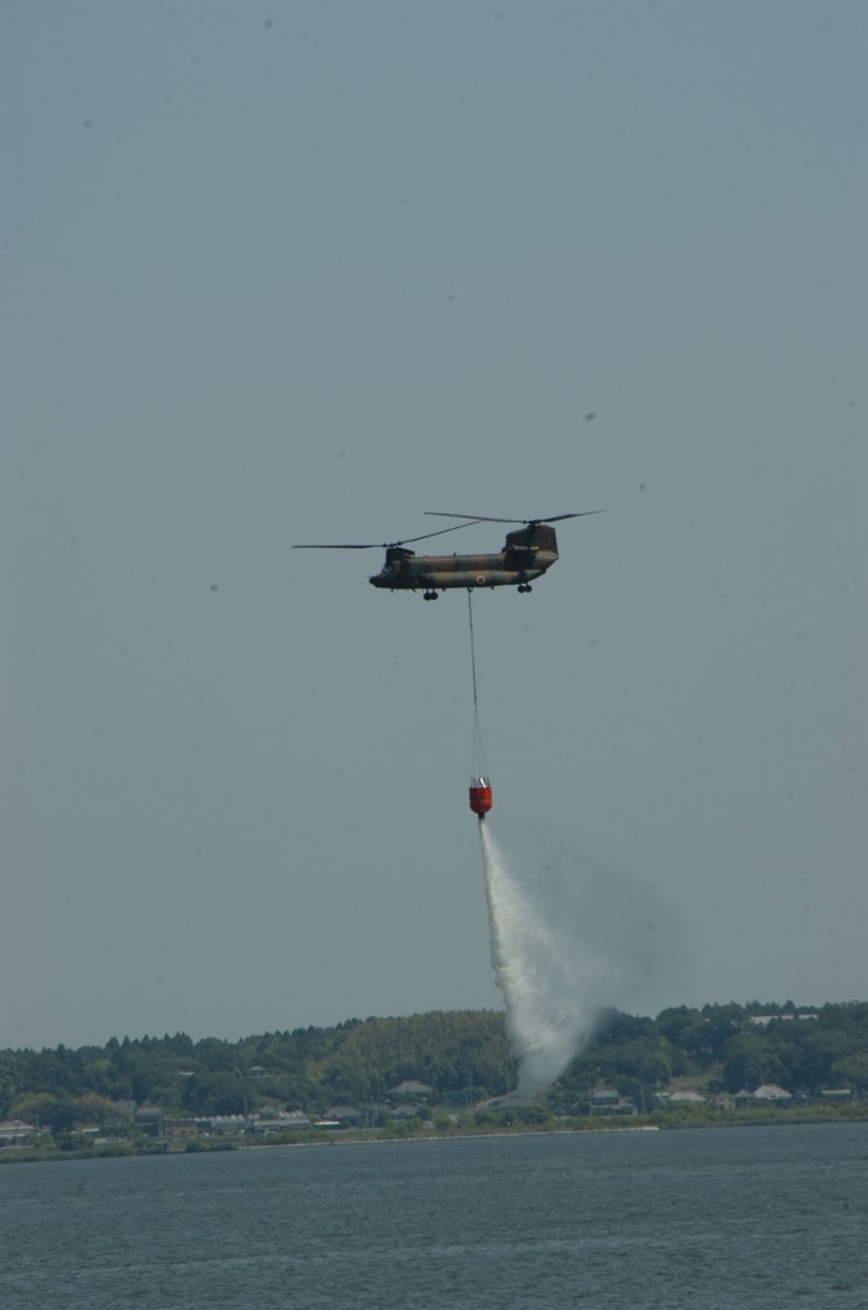 航空学校霞ヶ浦校 は、空中消火訓練を実施しました。山林火災が起きた
