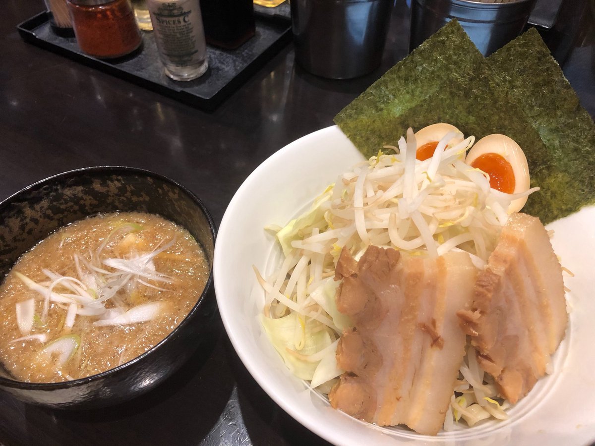 おはようございます☀

今日からまた1週間宜しくお願い致します🙇‍♀

今日も朝から真夏みたいな暑さ、、、

7月8月はどうなるのでしょうかww

ラーメン屋は耐えどきです🙄

今日もつけ麺やってます🍜

本日も宜しくお願い致します！