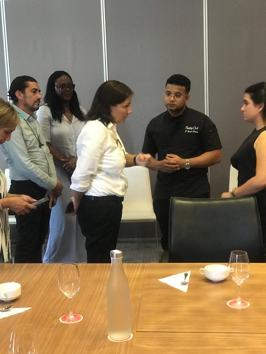 proxcorSA's tweet photo. Hoy el equipo de #ProxcorS.A llegó hasta el sector hotelero , de mano de nuestros directivos.El equipo joven que lidera el Hotel Packard nos compartió una presentación de repostería que tenía como base productos nuestros en su elaboración.
#proxcorcrece
#toco
#guani https://t.co/RPwHjgPDv0