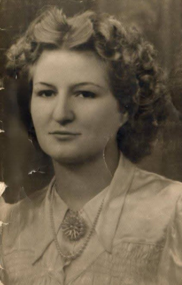 Tu es partie un 18 juin 
Dans le silence doux, ton absence me parle
Un souffle de tendresse effleure chaque étoile
Ton amour reste en moi, fidèle et immortel
Maman, dans mon cœur, tu vis encore ...
Si belle 💕
Flo .
carnet-spirales.fr/maman/