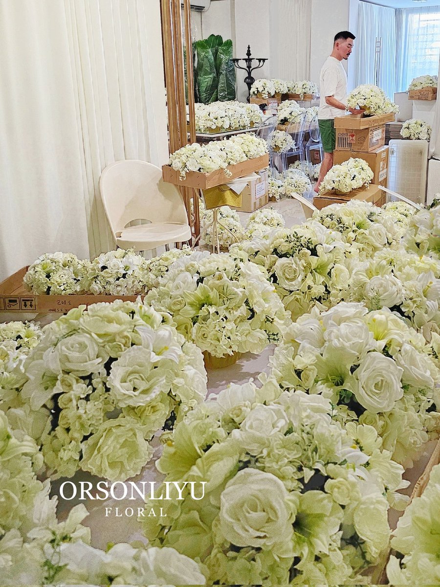 OrsonLiyu's tweet photo. ME #moment #designbyorson #orsonliyufloral #floralbyorson #orsonliyu #inthemaking #floraldesigner #floraldesign #flowerarrangement #event #deco #floral #designerlife #orsonlife #oz #fyp @OrsonLiyu https://t.co/MOUrb6gPWA