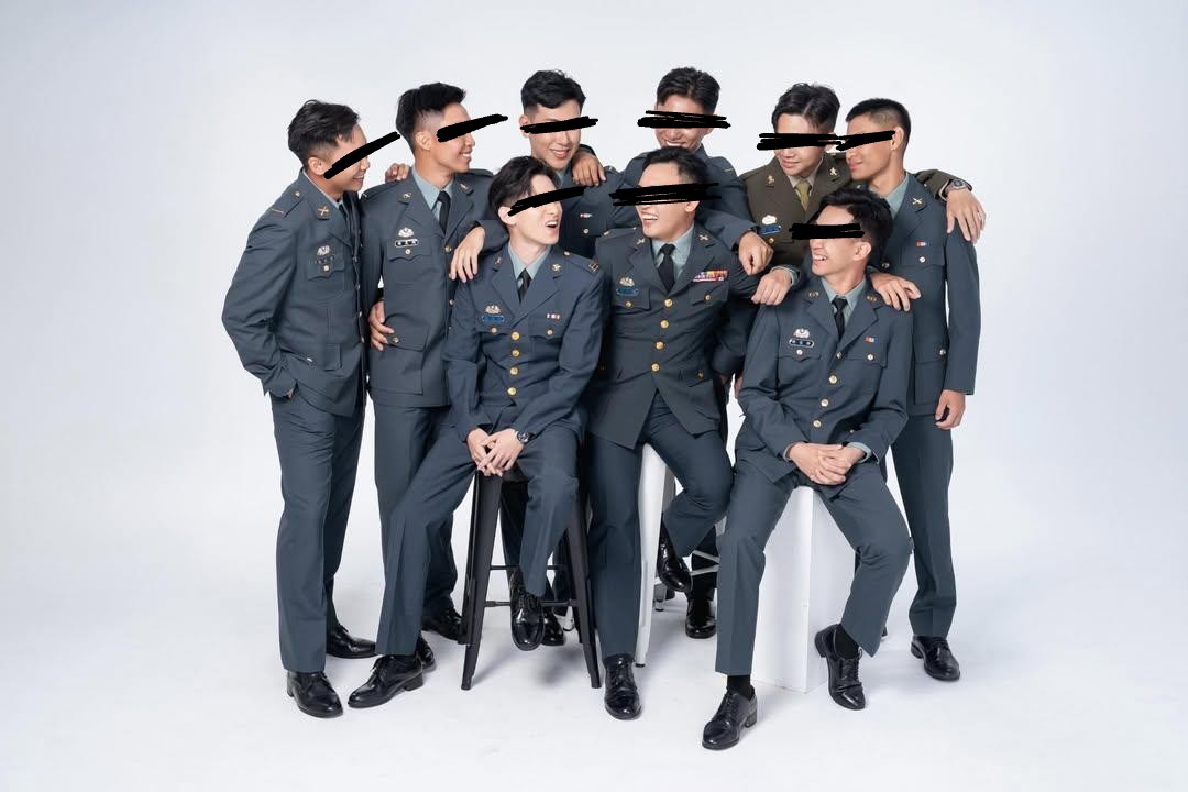 Threads友轉發

以前的我：想被他們壓在床上輪 🥵
現在的我：想把他們壓在床上輪 😏

#國軍 #制服 #軍服 #皮鞋 #鞋襪 #直男 #異男