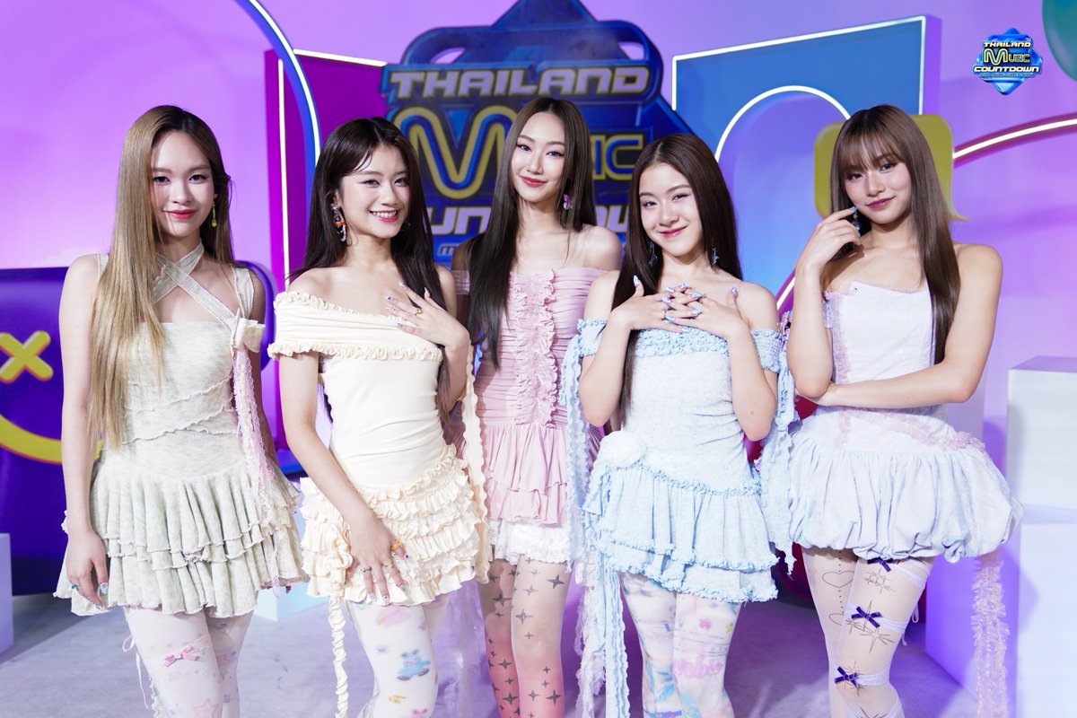 TMCcountdown's tweet photo. [OOTD✨] Sugar ‘N Spice (SNS) - บอกเธอว่าชอบดาว (Starry Diary) | Thailand Music Countdown 

 #SNS #SugarNSpice #TMC_EP5 
#TMC2025 #ThailandMusicCountdown 
#TrueCJCreations #Ch3Thailand https://t.co/RipuMiwqkk
