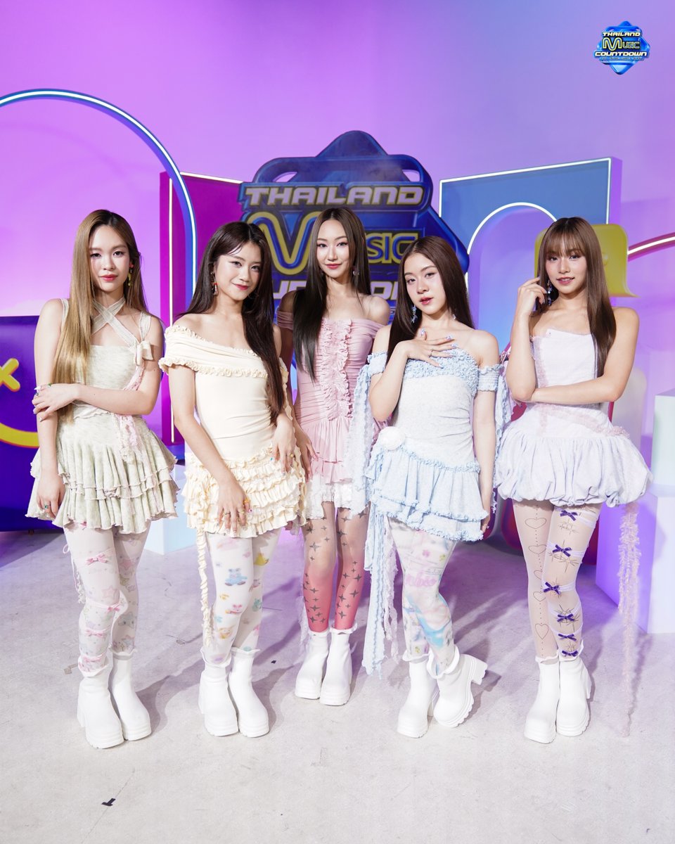 TMCcountdown's tweet photo. [OOTD✨] Sugar ‘N Spice (SNS) - บอกเธอว่าชอบดาว (Starry Diary) | Thailand Music Countdown 

 #SNS #SugarNSpice #TMC_EP5 
#TMC2025 #ThailandMusicCountdown 
#TrueCJCreations #Ch3Thailand https://t.co/RipuMiwqkk