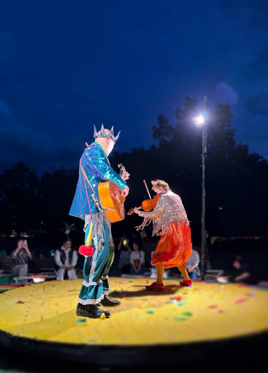 月曜夜は
あがたの森にて
大阪から全国ツアー中の
#野外劇団楽市楽座「みちばたの花」
投げ銭タイムがあり
折り紙に思い想いに気持ちを
包んで舞台に投げ込む
コール&amp;レスポンスも交え温かい舞台
まだまだツアーの序盤ですが、幸せをはこぶ旅を無事つづけてぜひ、また戻って来て欲しいものです。