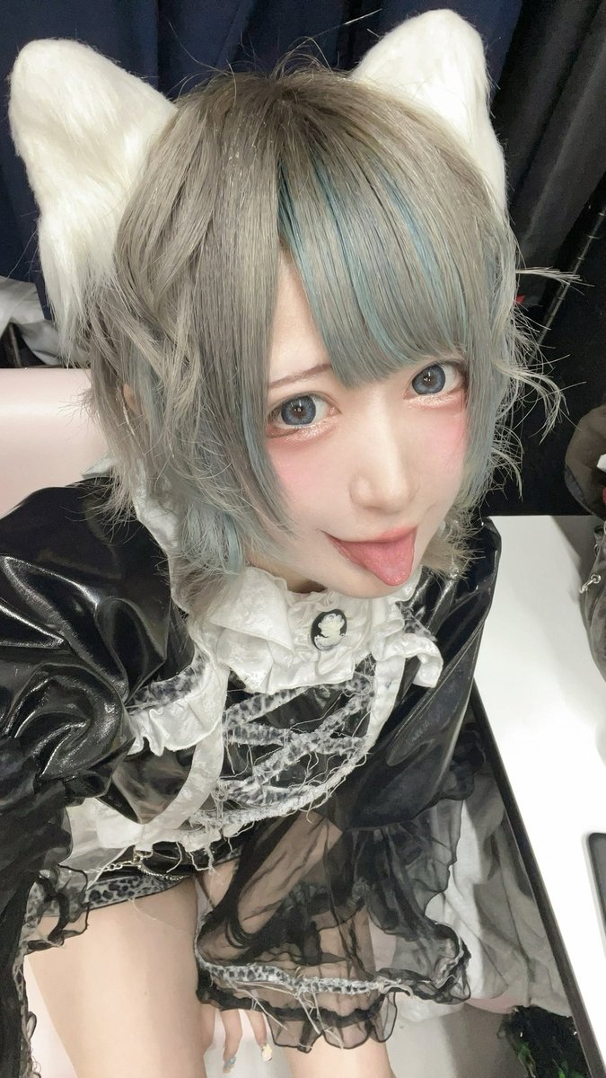 Something is going on in my idol world. I can't quite put my finger on it. 💙 I think I'll call it blue eye beauties.