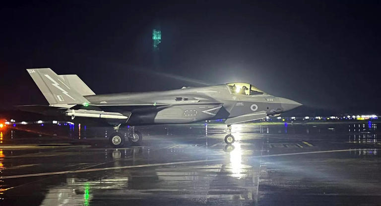 IndiaGlobalEye's tweet image. 🚨IAF 🚀 detected &amp;amp; cleared a Royal Navy F‑35B stealth jet during an emergency diversion to Thiruvananthapuram! This shows India’s radar muscle &amp;amp; rapid response ⚡️🛡️ Full support led to a safe landing &amp;amp; tech showcase #IndianDefence #TechEdge