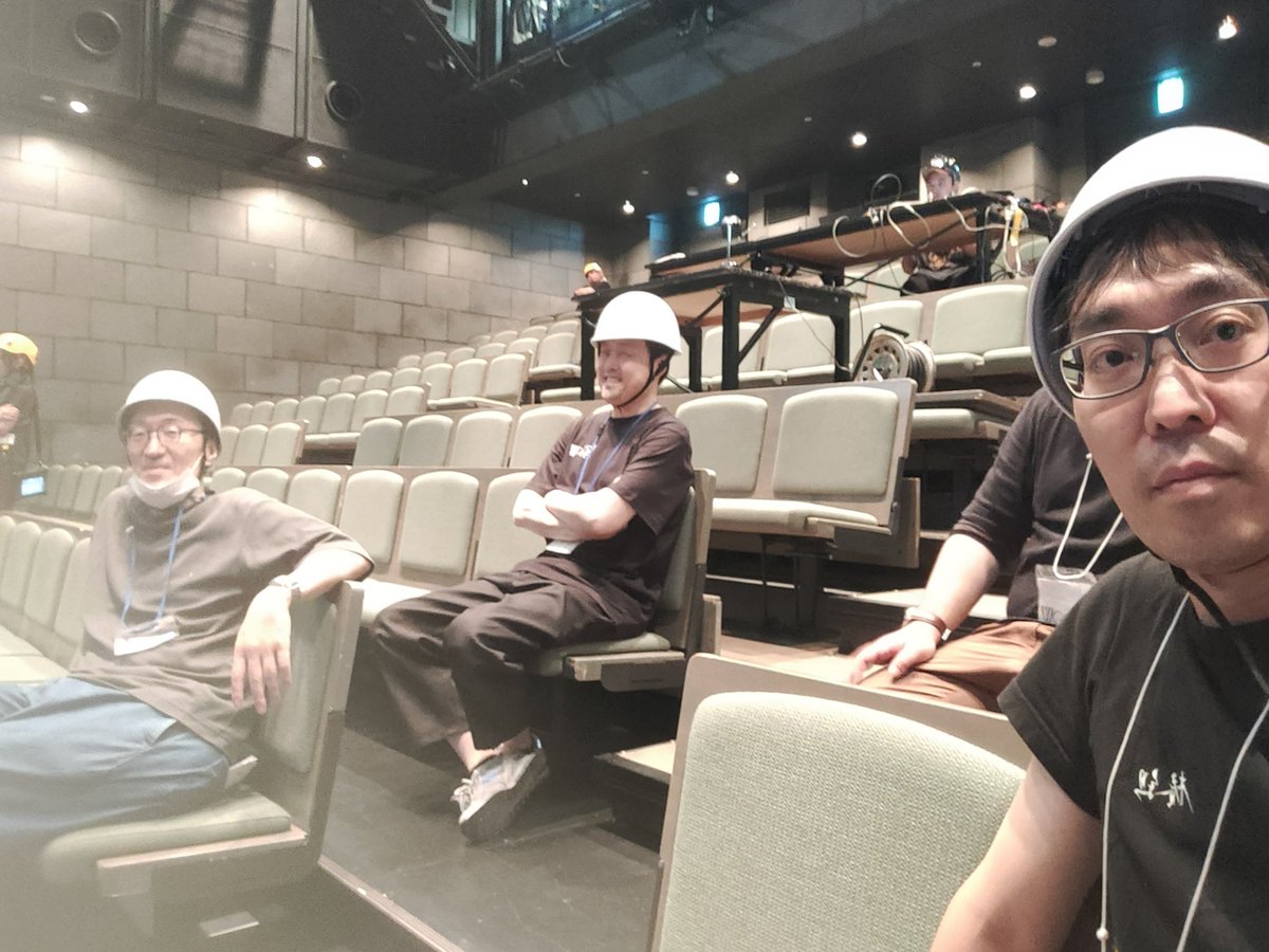 バリバリと舞台仕込みを終え、JACROW『骨と肉』いよいよ明日6/19より本番です！！

一時キャンセル待ちとなっていた公演もお席増席されたとのこと！！

観劇ご検討の皆様、お早めのご予約をオススメ致します！！

観に来てねー！！