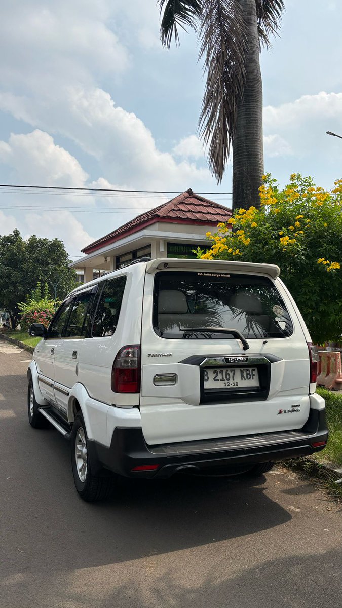 MasMasBiassaa's tweet photo. #TitipJual
Isuzu Panther, Pantat Gede Bikin Gemeter
Definisi sederhana tapi membuat cinta yo Isuzu Panther iki

Ketika mobil² jaman now berlomba lomba fitur, Panther dari gen 1 sampe yg terakhir fitur²nya ga banyak berubah alias cook mek fokus facelift tok, haha

Tapi anehnya, dengan fitur yang gitu gitu saja,entah kenapa nih mobil teteup nyaman aja gitu dibawanya, yaa walopun fitur² keselamatannya sangat tidak cocok dengan tagline mobil keluarga ya
Dan tidak dapat dipungkiri, dengan fitur yang gitu gitu ajah & fokus di bagian bandelnya mesin justru membuat panther layak memegang gelar "Rajanya Diesel" seperti jargon iklannya dulu

Monggo, 44rb sudah sampai Bali
#TitipJual
----------------------------------------
Isuzu Panther Grand Touring Turbo Diesel 2.5 2013 Facelift
Specification :
- Mesin 4JA1-L TBR 54F Turbo H Touring (2.500 cc) *Mesin Irit, Badak, dan Bandel
- Bisa Minum Solar
- Tangan Pertama dari Baru
- 10x.000 KM
- White on Beige Interior
- Plat B (Ganjil)
- Pajak on Bulan 12 (Desember), Kaleng 12.28 / Desember 2028
- Manual 5 Speed
- Atas nama perusahaan (PT)
- Surat Dokumen Lengkap dan Fullset
- Mesin Kering Normal
- Transimis Kering Normal
- AC Normal
- Racksteer & Powersteering Normal
- Turbo Normal
- Fresh Original Leather (Beige)
Modification: (Worth 40 JT)
- Capatin Seat With High Quality Leather (Beige)
- Audio Full Set Baru
- Headunit Double Din Tengah (1 pcs), Plafon (1 pcs), dan Kursi Tengah (2 pcs)
Service Record Dari Tangan Pertama 2013

Harga 220 Juta Negotiable

More Info : Shofi - https://t.co/fulIRy5dDA
@SRafiiola