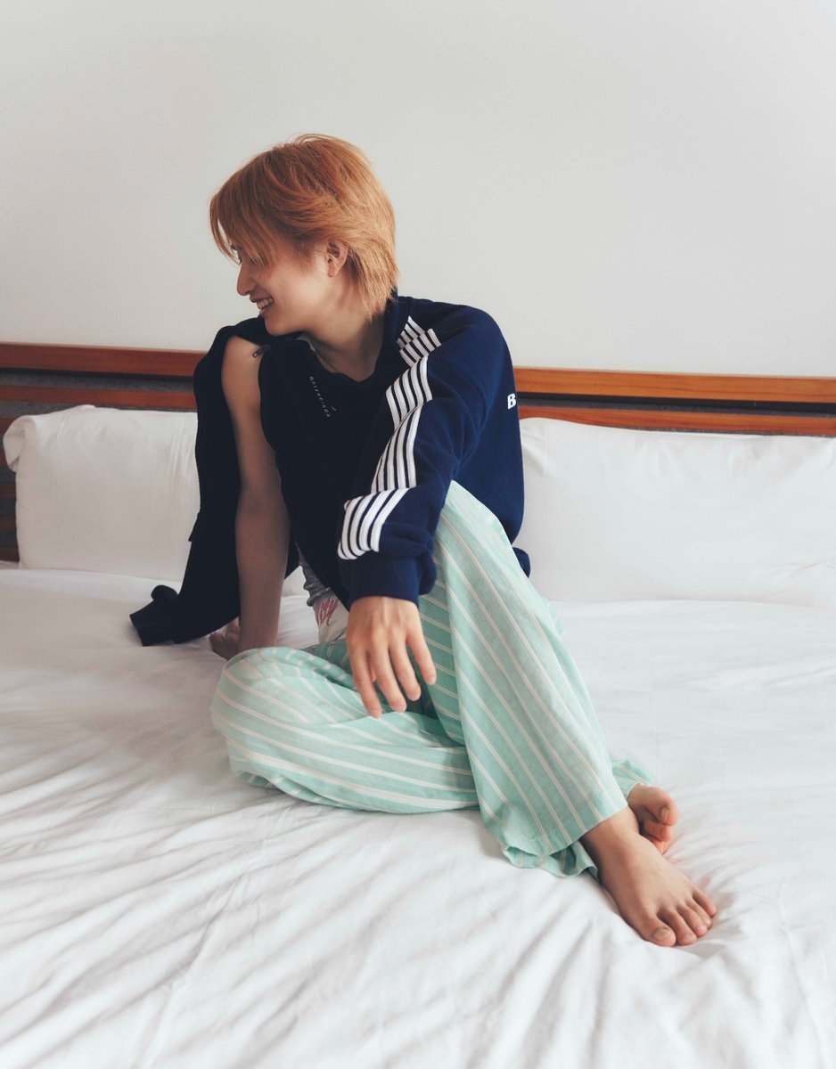 #BEFIRST の #JUNON さんの特集から【本誌未掲載カット】を公開中。2カット目はバレンシアガを纏い、自然な笑顔がこぼれたオフショット。視線の先には実は猫が。休憩後はぐっと吸引力のある表情を見せてくれました。本誌掲載のハッとする1枚も、お見逃しなく。
 lnky.jp/3UKt161