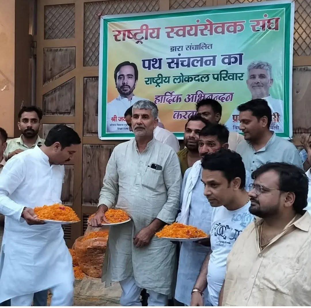 पहली बार <a href="/RLDparty/">Rashtriya Lok Dal</a> के किसी बैनर पर स्व. #ChaudharyCharanSingh जी एवं #ChaudharyAjitSingh जी की फोटो न देखकर अच्छा लगा |

ये दिन दिखाने से बेहतर था आपने विलय ही कर लिया होता #ChaudharySahab