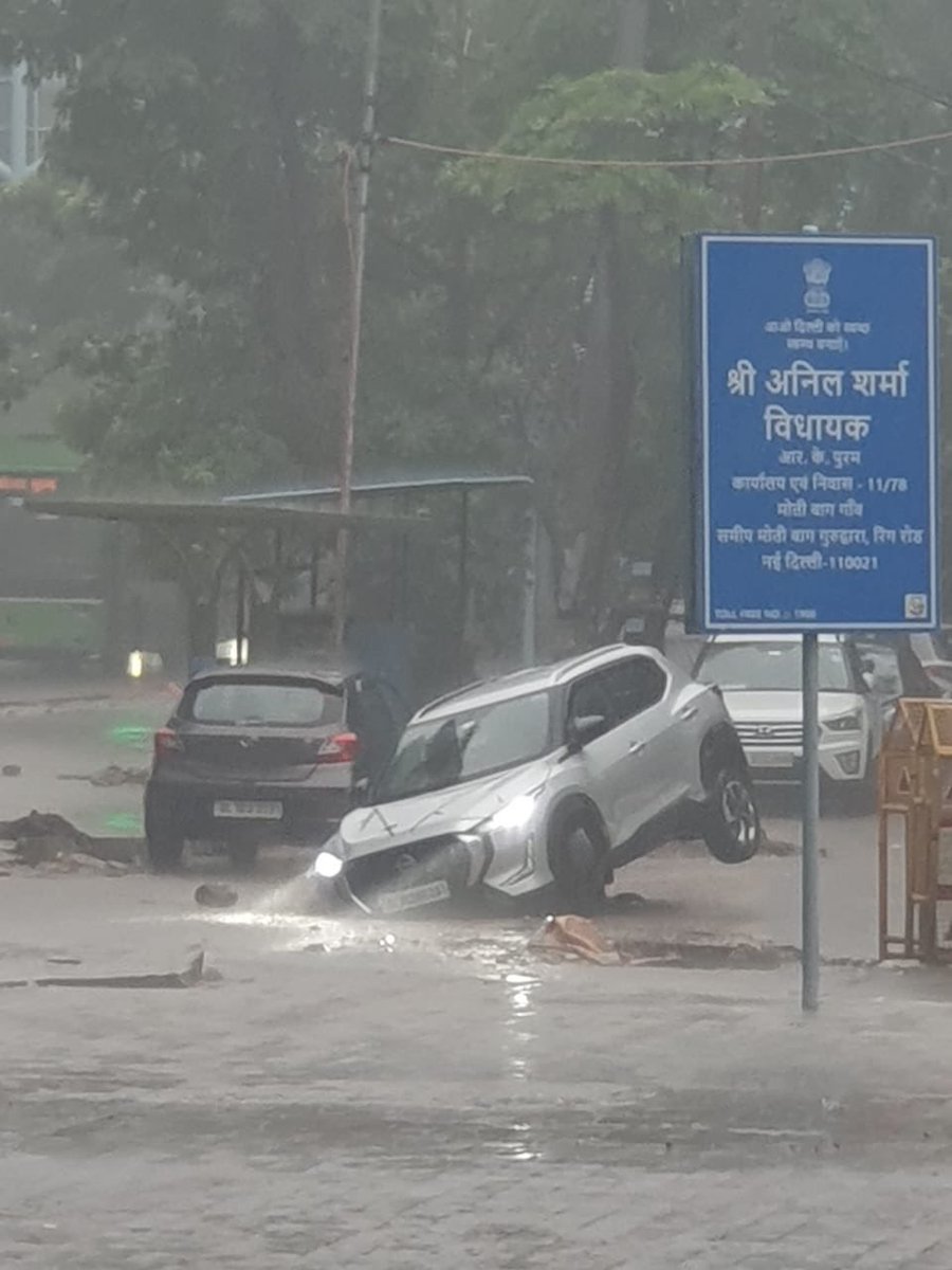 INCKerala's tweet photo. National Capital after a rain. All Indians needs 4x4 off-roader these days to reach back home safe. https://t.co/Gou78kMQWZ