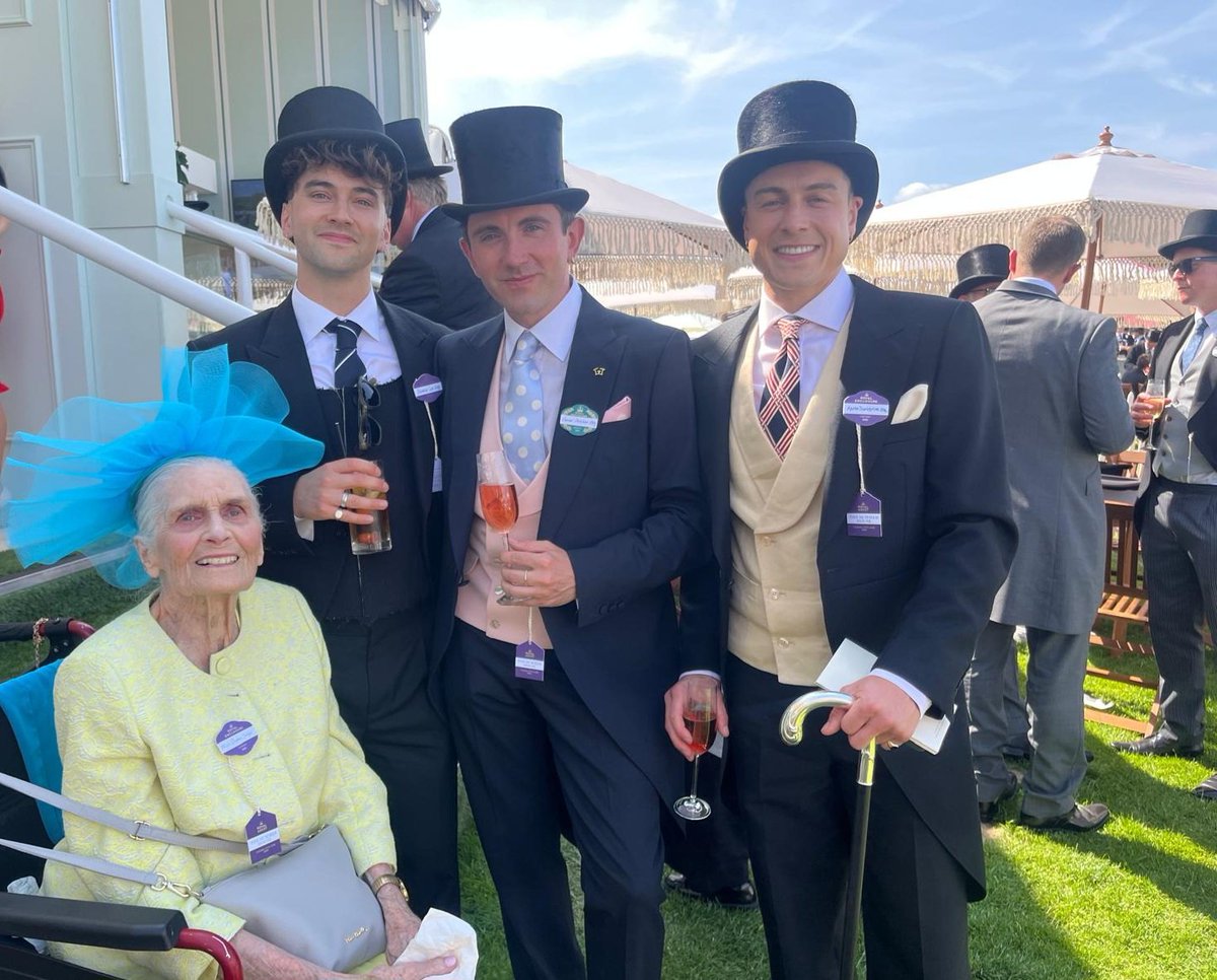 On the first day of #RoyalAscot 2025, our Brinsworth House resident, Daphne, enjoyed a super afternoon in the sunshine. Thanks to everyone for making her day such a special one! 🎩