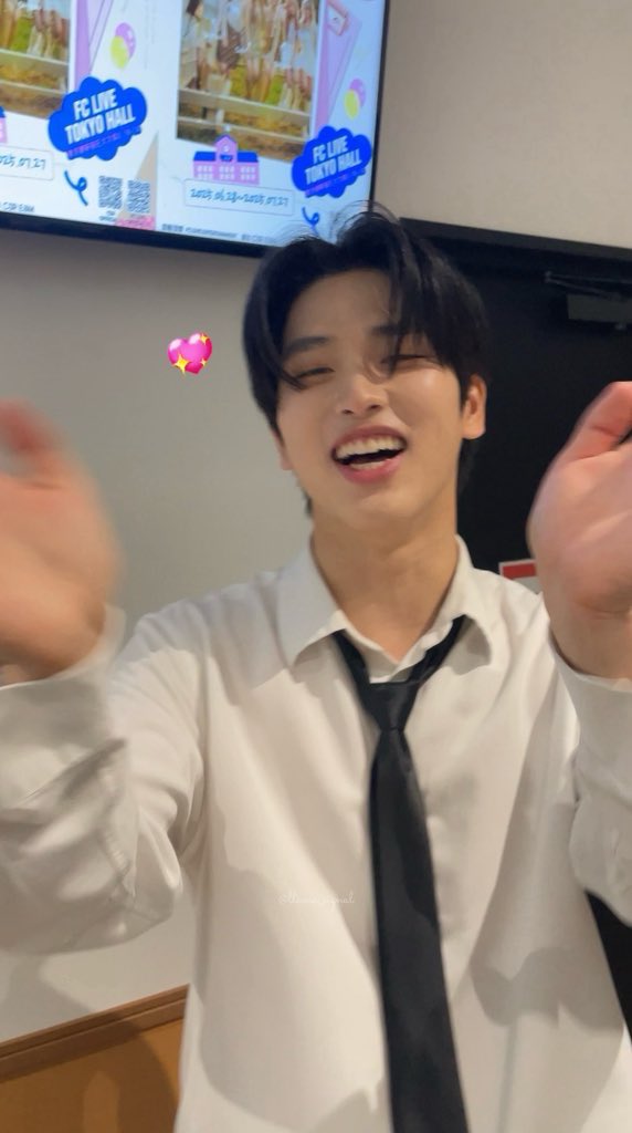 ハイタッチこんな可愛い顔でバイバイ♡してくれたけど、第一声왜 이렇게 늦게 왔어!?!ってこの顔😧🤨でぷち説教みたいなのされてるごめんて( ; ›ω‹ )