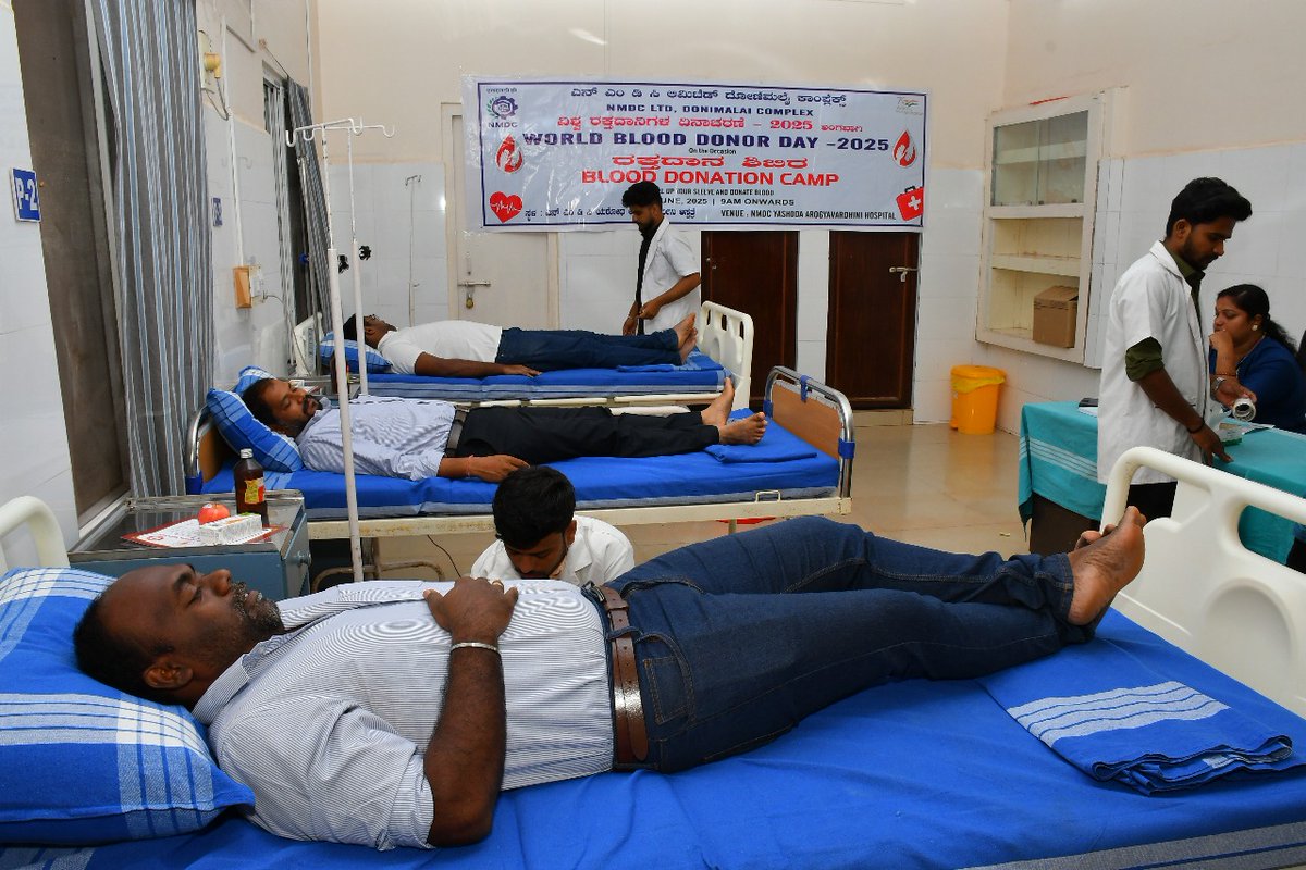 विश्व रक्तदाता दिवस 2025
दोणिमलै लौह अयस्क खान परियोजना के एनएमडीसी यशोदा आरोग्यवर्धिनी रूग्नालय में 14.06.2025 को आयोजित रक्तदान शिविर। इस शिविर में कॉम्प्लेक्स के कर्मचारियों, सीआईएसएफ के जवानों एवं केंद्रीय विद्यालय के शिक्षकों/छात्रों द्वारा शपथ ग्रहण उपरांत रक्तदान किया गया।