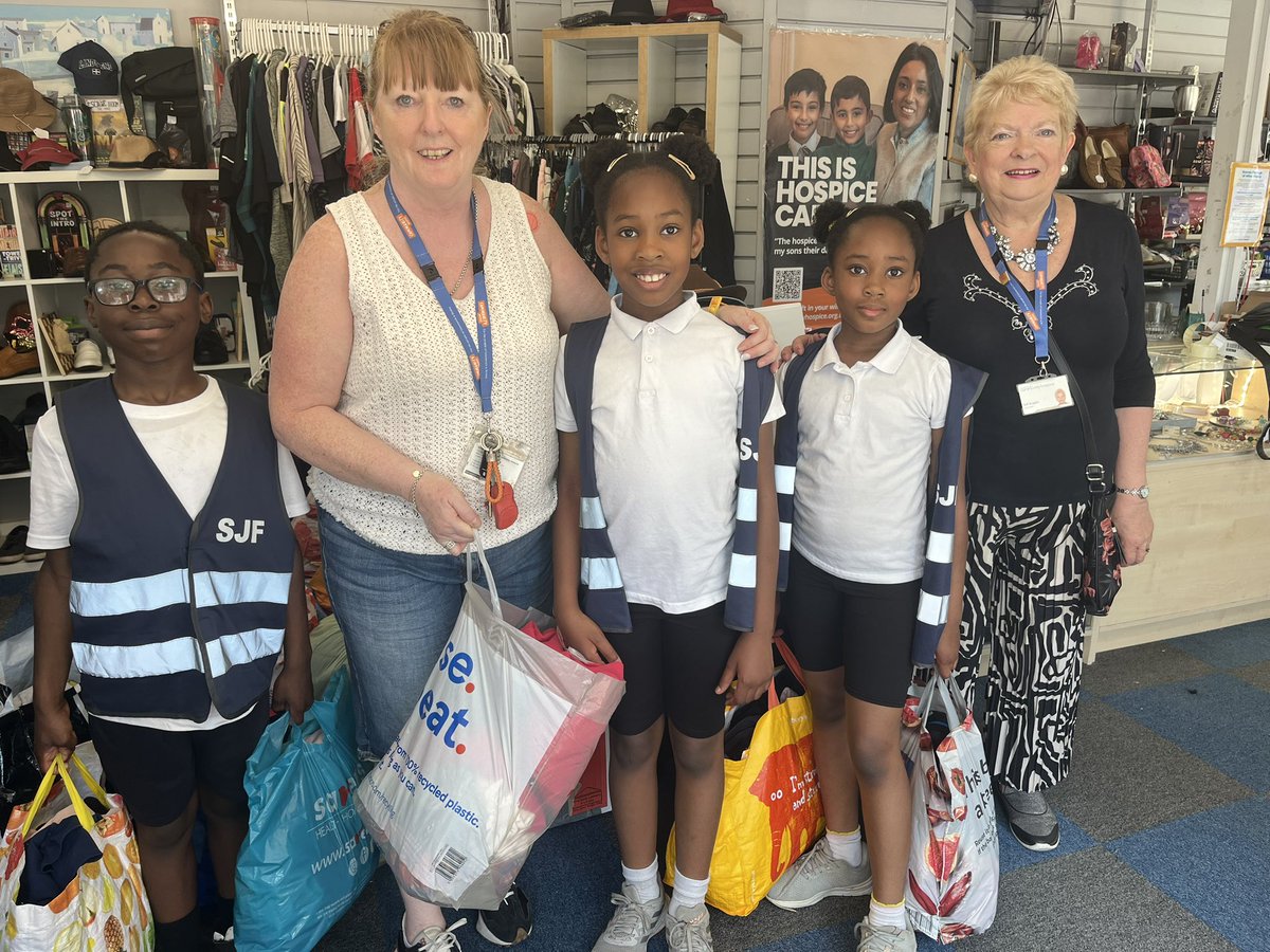 StJohnFisherCPS's tweet photo. The Minnie Vinnies may be small but they have strength, as they carried bags filled with items on the bus and walked part way to reach the charity shop in this glorious  hot weather. They were rewarded with an ice lolly to cool down. Well done Minnie Vinnies 👏🏾👏🏾 https://t.co/14Xm0vnYFr