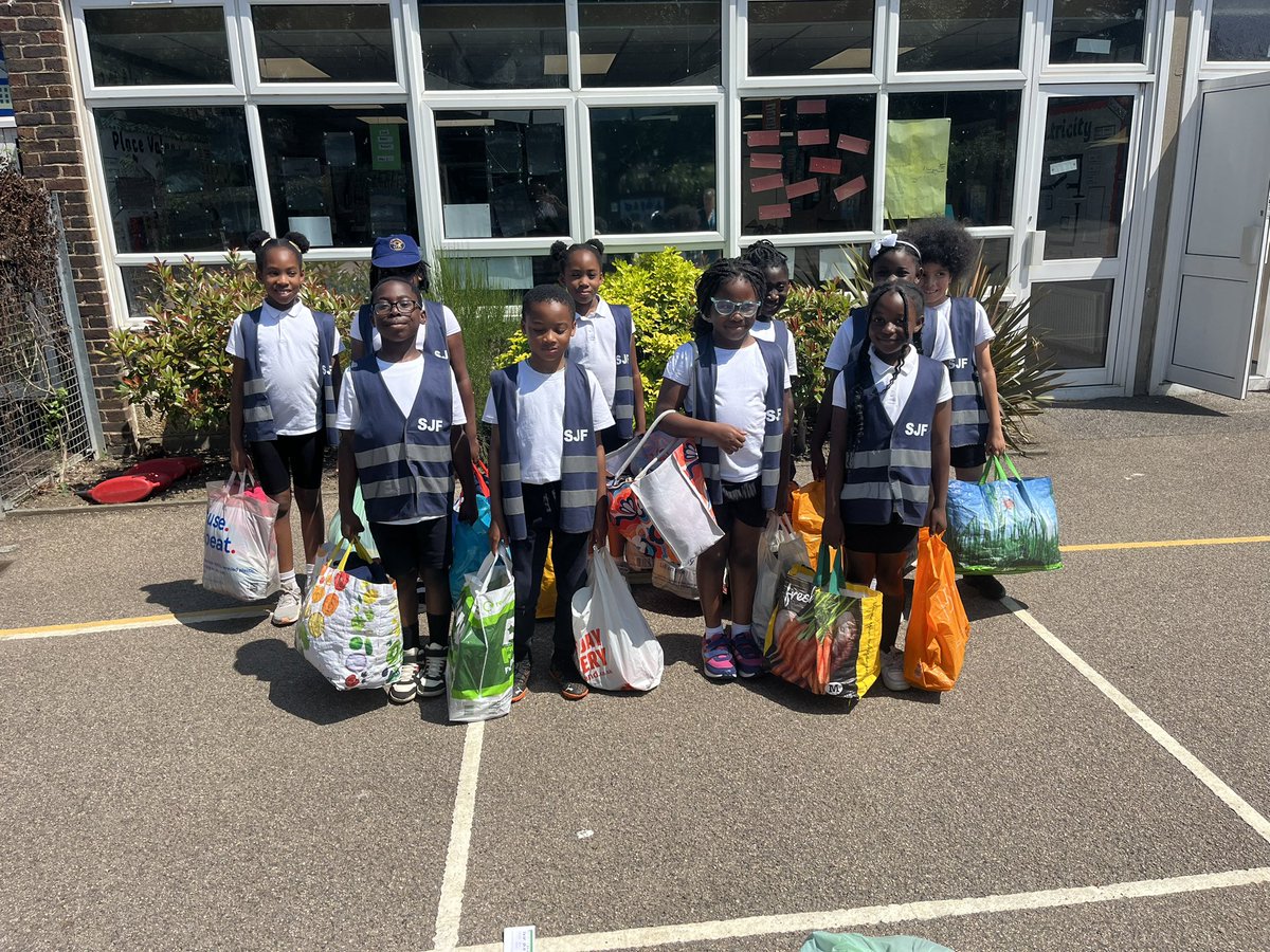 StJohnFisherCPS's tweet photo. The Minnie Vinnies may be small but they have strength, as they carried bags filled with items on the bus and walked part way to reach the charity shop in this glorious  hot weather. They were rewarded with an ice lolly to cool down. Well done Minnie Vinnies 👏🏾👏🏾 https://t.co/14Xm0vnYFr