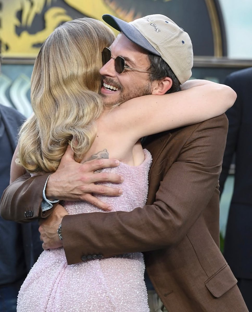 Hmm, thinking about this moment.😍🔥

#JonathanBailey and #ScarlettJohansson engage in some PDA at #JurassicWorldRebirth’s premiere.

#Celebs #hollywoodstars #moviepremier #pda #latest #trending