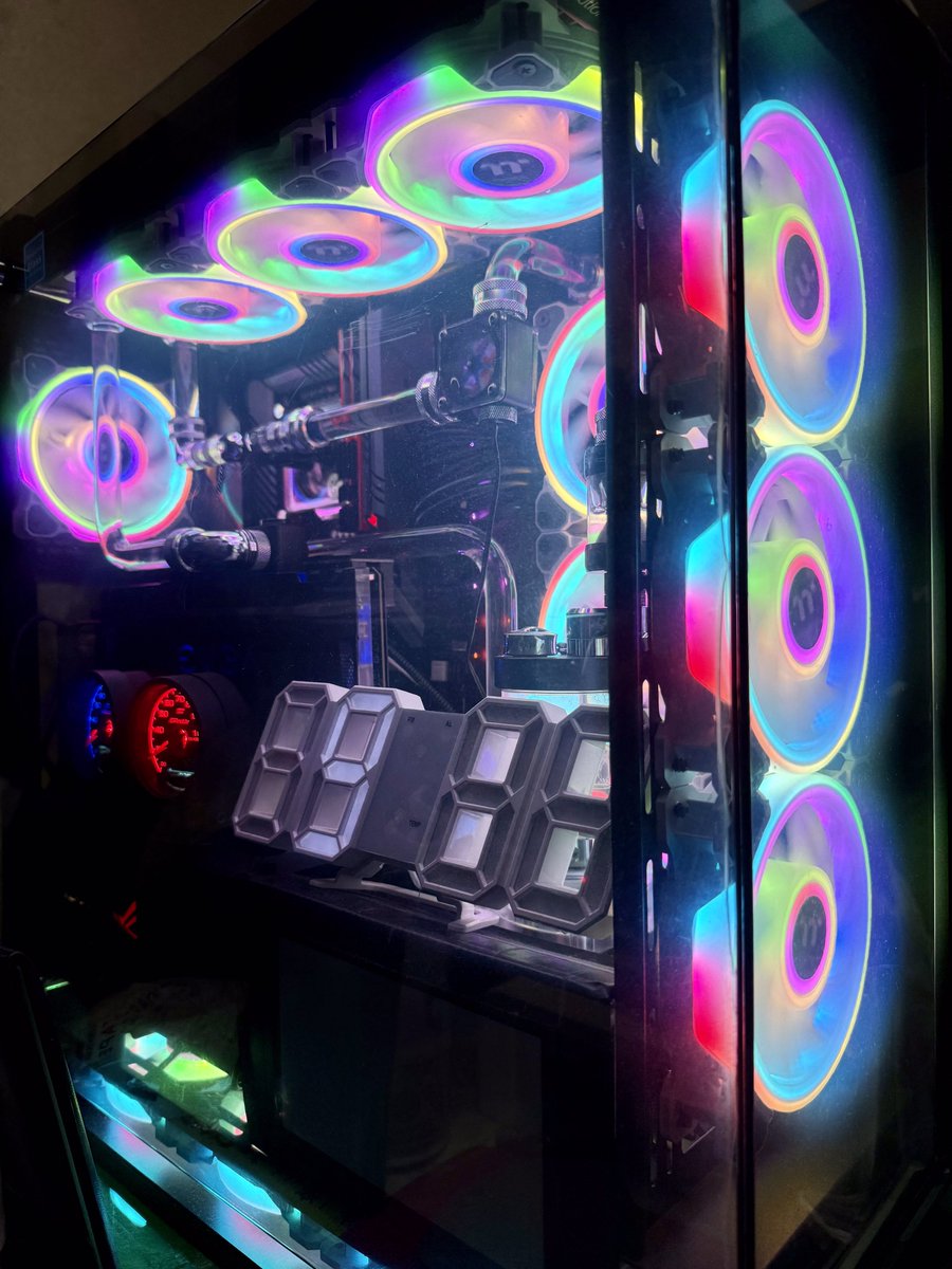 k_heartland's tweet photo. 使用中の Core P6 起動直後のギンギラギンにさりげなくバージョン
そしてP7用のディストロ
P7の親戚みたいなクラマスのやつ。
#thermaltake
#coolermaster #masterframe700 https://t.co/bXUyyrJdHB