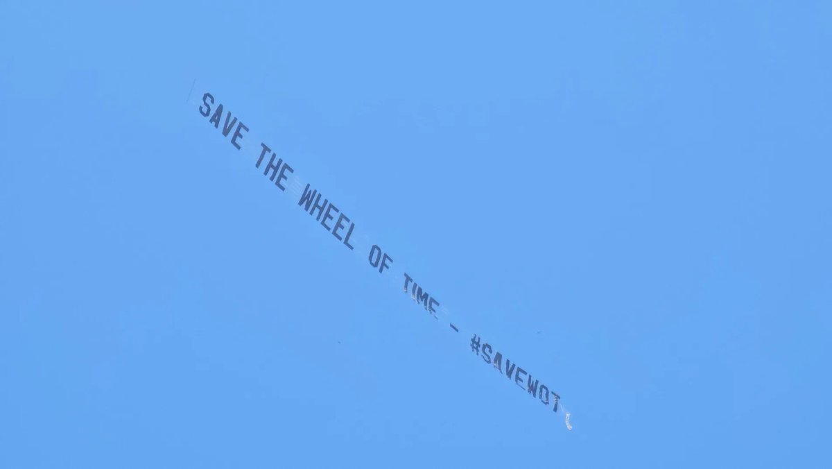 SoySeleG's tweet photo. Los fans de la rueda del tiempo en Brasil pagaron por este anuncio que estará disponible por un mes.
Y los fans de Estados Unidos pagaron una avioneta para que pusiera este mensaje en el cielo.

#laruedadeltiempo #savewot #thewheeloftime https://t.co/ABex0OxJdf