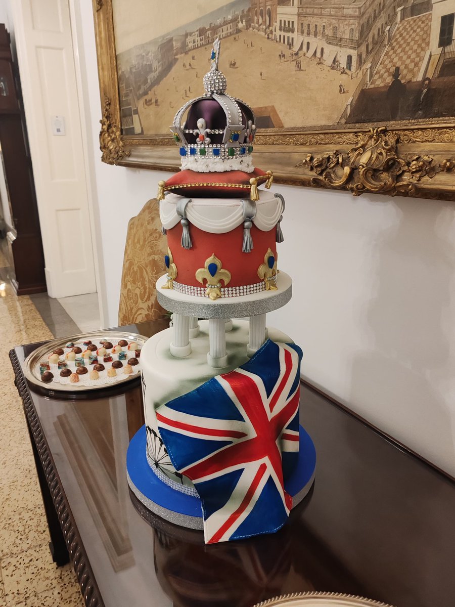 Hoy celebramos el cumpleaños oficial de Su Majestad y los vínculos que nos unen 🇺🇾🤝🇬🇧

Gracias a todos los que nos acompañaron y a los que hicieron posible esta fiesta con comida típica, música y una invitación a descubrir ciudades y lugares de película. #StarringGREATBritain
