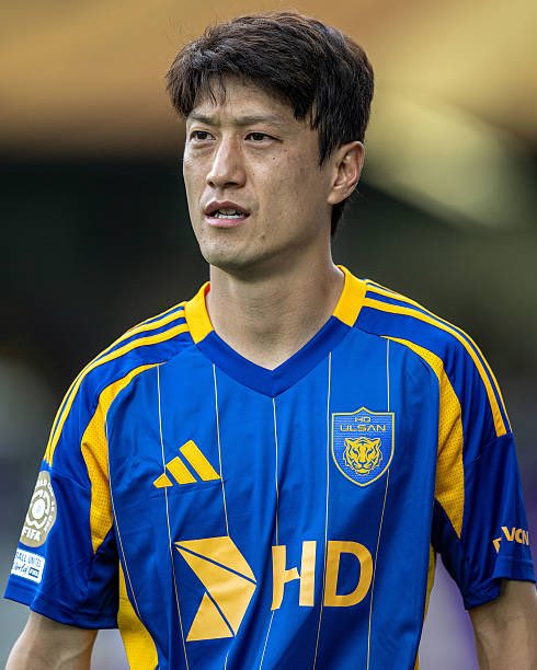 Lee Chung Yong disputando el Mundial de Clubes con el Ulsan HD. Los gordos Premier lo veíamos con el Bolton en 2010. 🚬🇰🇷