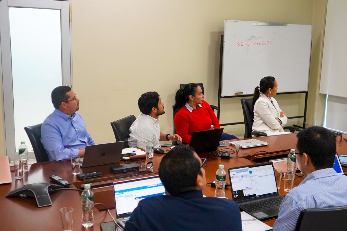 📍[AGENDA EN TERRITORIO]

🔹GUAYAQUIL | La ministra <a href="/inesmanzano/">Ines Manzano</a> mantuvo una reunión de trabajo con el Gerente de <a href="/CNEL_EP/">CNEL EP</a>, Ángel Erazo; y personal técnico de la distribuidora, con el fin de conocer los indicadores de gestión y resultados empresariales.

#ElNuevoEcuador