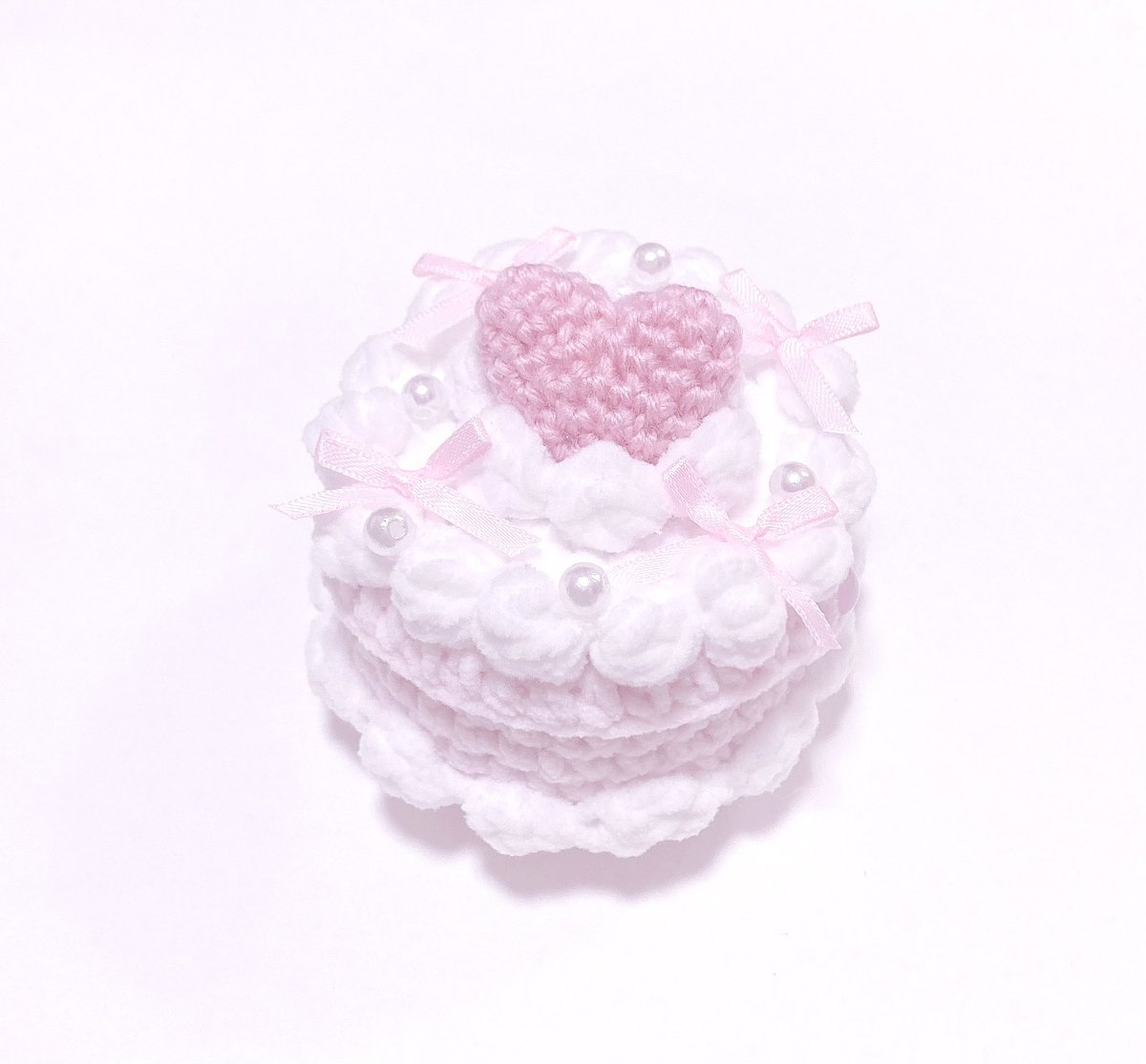 _munyu_nyu's tweet photo. ふわもこ毛糸で編んだケーキみたいな
たまごっちカバーの試作🎂🎀 https://t.co/TVR7hSgjYC