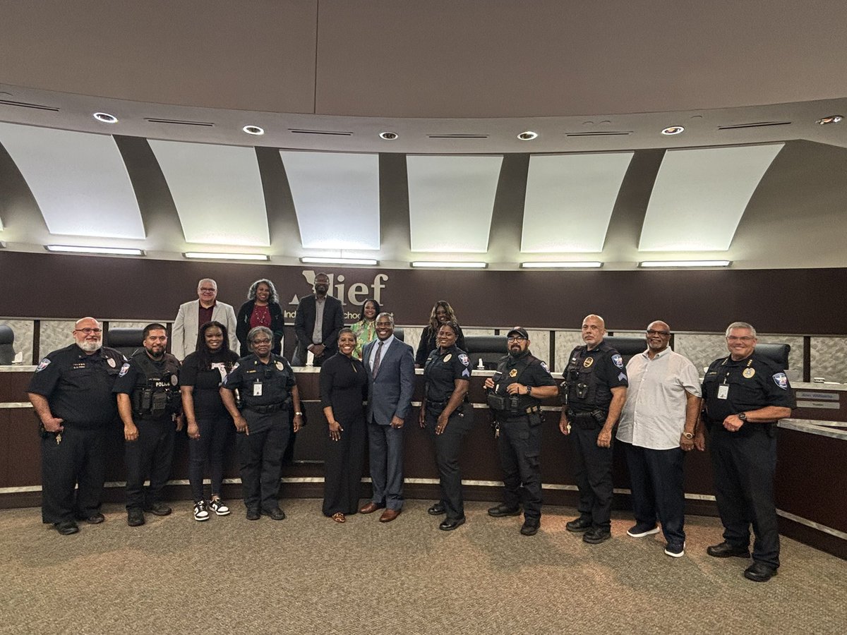 We welcome our new Chief of Police, Chief Robins!!!